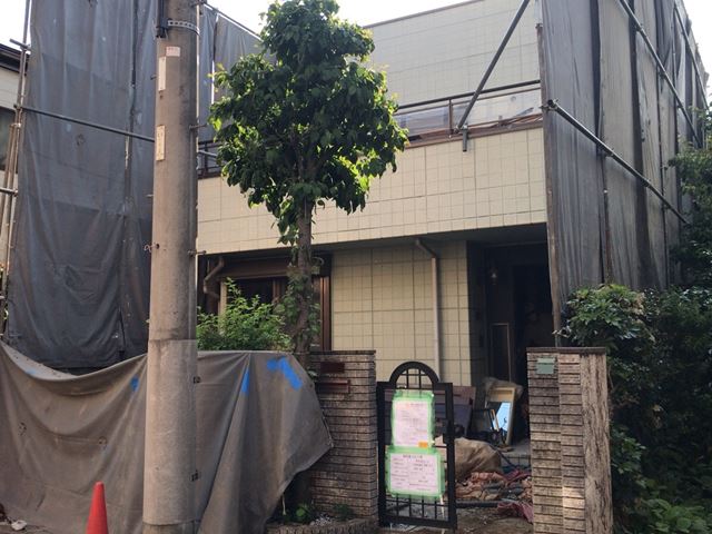 東京都豊島区雑司ヶ谷の 軽量鉄骨造2階建て住宅解体工事中の様子です。